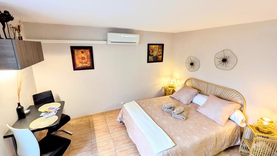 Chambre spacieuse, indépendante, 700m de la gare Vacation rental in Narbonne