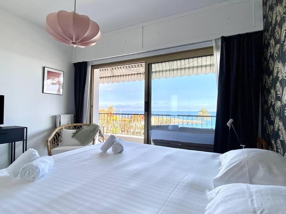 Bed, TV and multimedia, Bedroom, Sea view