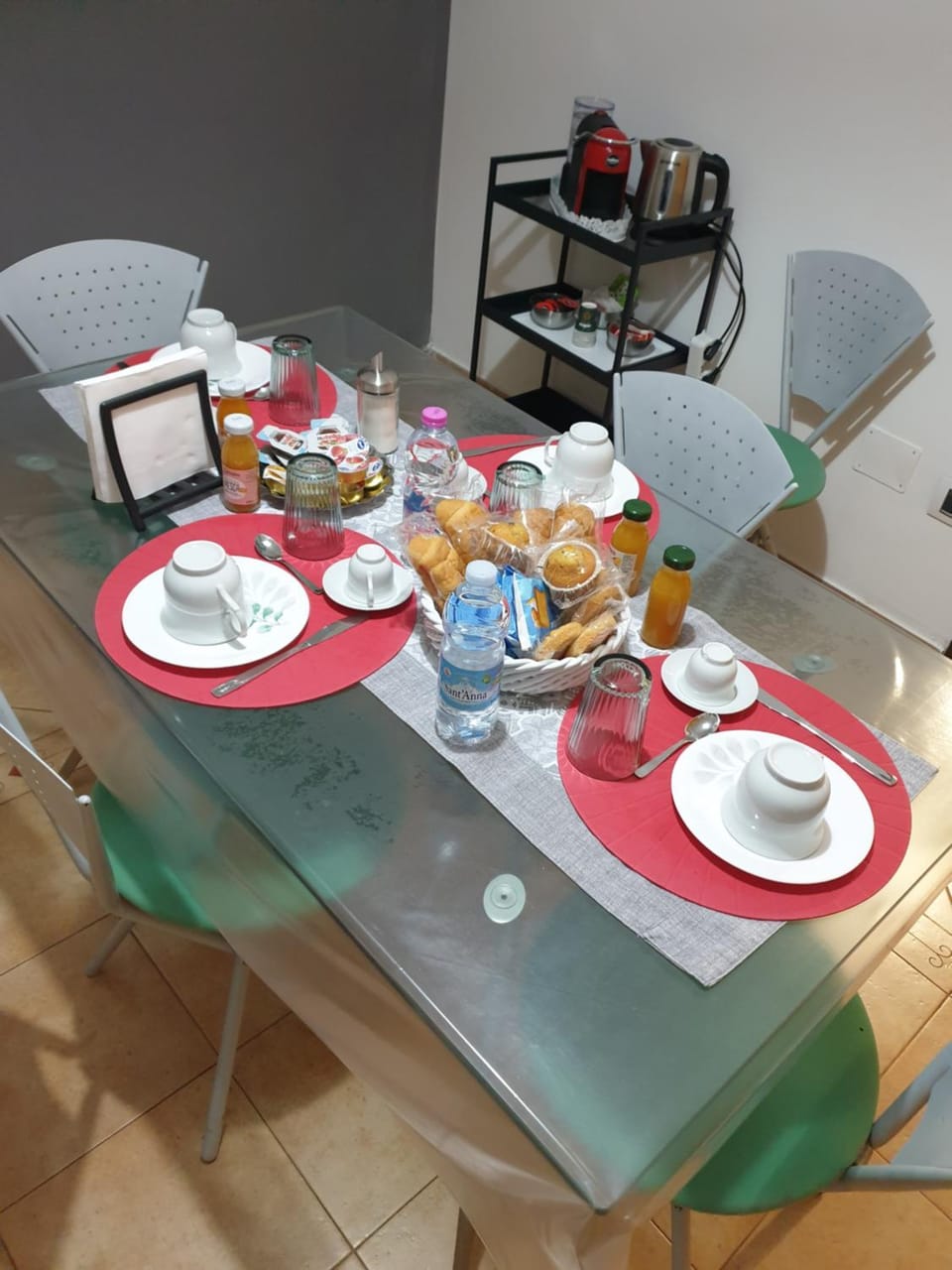 Coffee/tea facilities, Breakfast