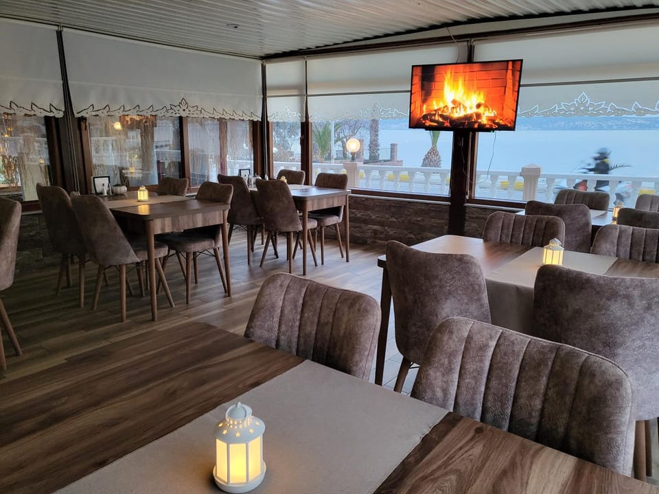 Restaurant/places to eat, Natural landscape, Banquet/Function facilities, Seating area