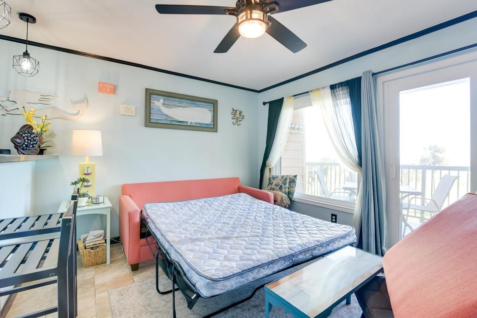 Steps to Galveston Beach: Resort-Style Condo! House in Galveston Island