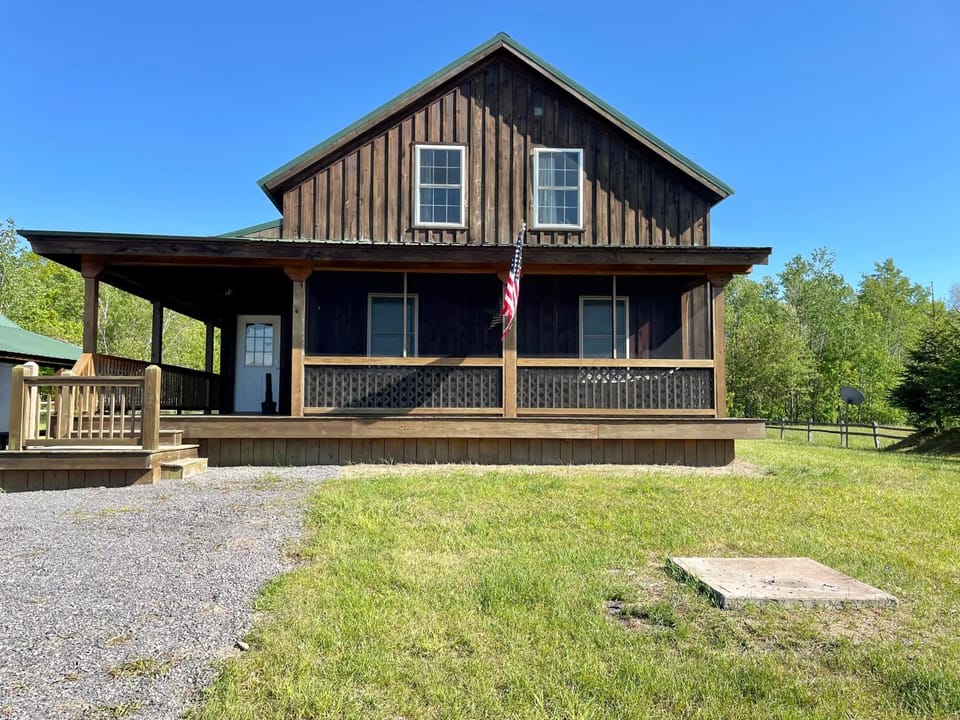 Spacious Salmon River Waterfront Lodge for 6 House in Altmar