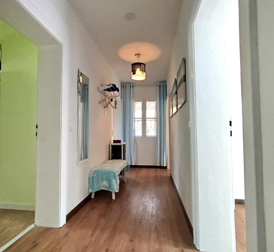 Photo of the whole room, furniture