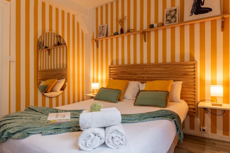 Bed, Bedroom, towels