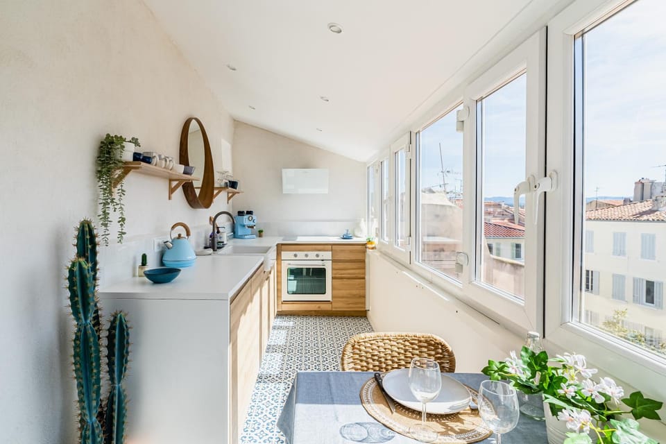 Kitchen or kitchenette, Dining area, minibar, pet friendly, stove, kitchen