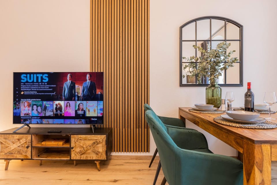 TV and multimedia, Living room, Seating area, Dining area