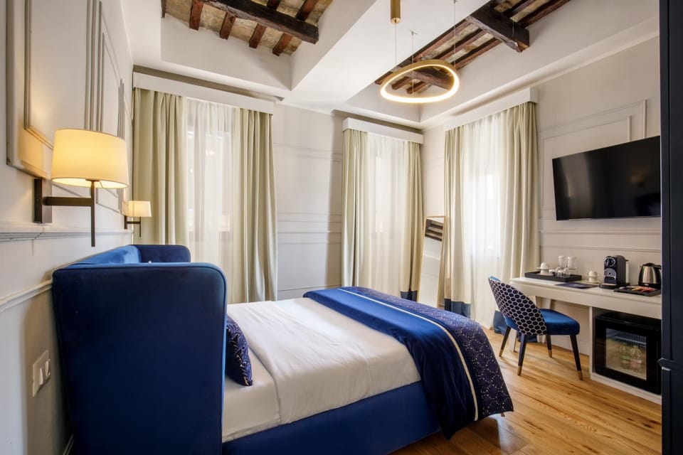 Bed, TV and multimedia, View (from property/room)