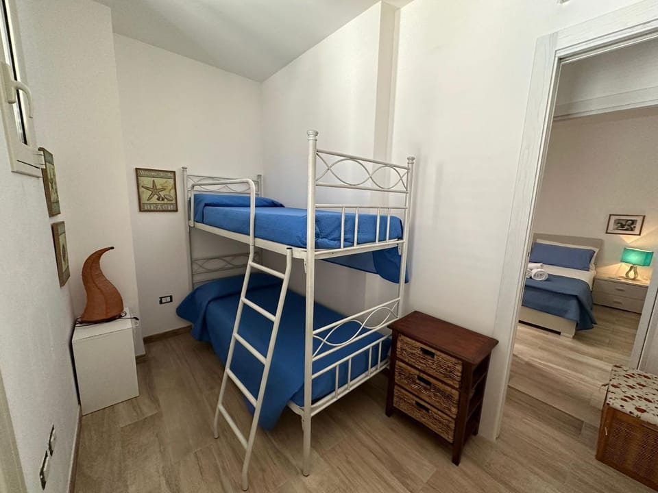 Bedroom, bunk bed