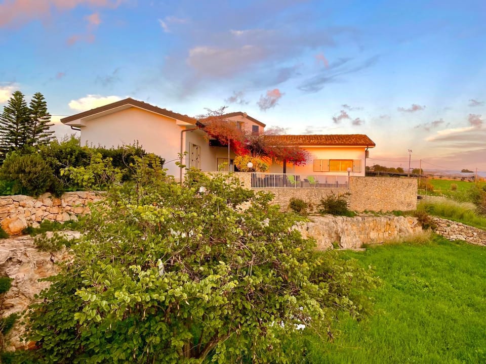 Property building, Garden, Balcony/Terrace