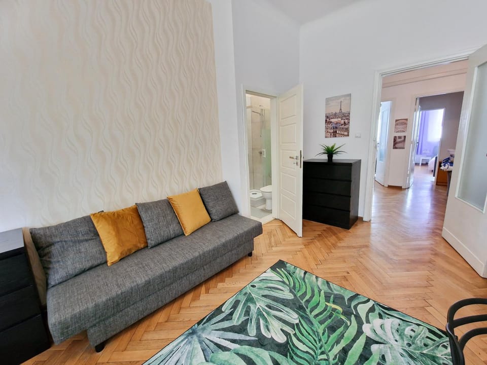 Bed, Bathroom, TV and multimedia, Photo of the whole room, Bedroom, flat iron