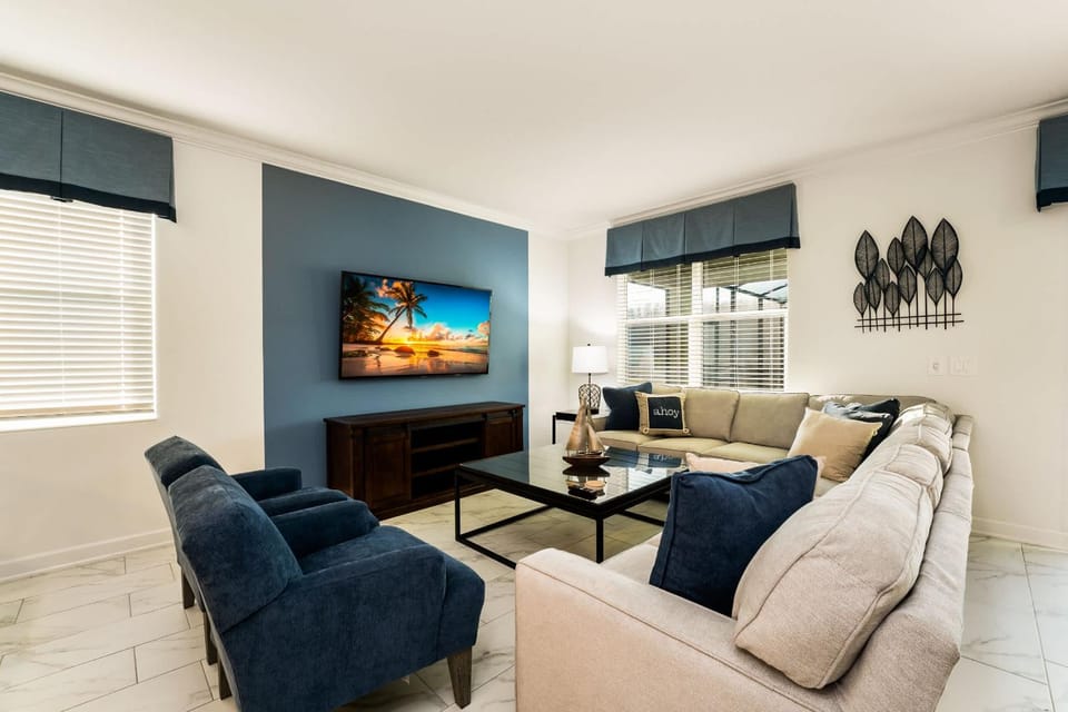 Amazing 8br w pool theater game room by Disney Villa in Kissimmee