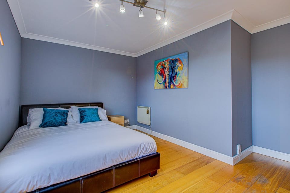 Bed, Photo of the whole room, Decorative detail, Bedroom
