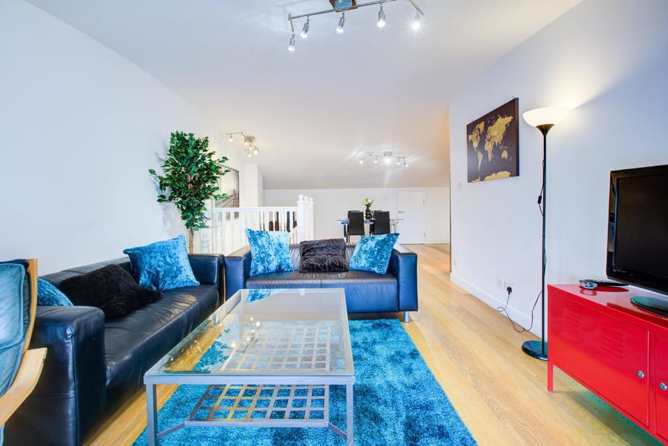 Communal lounge/ TV room, TV and multimedia, Living room, Seating area, Evening entertainment