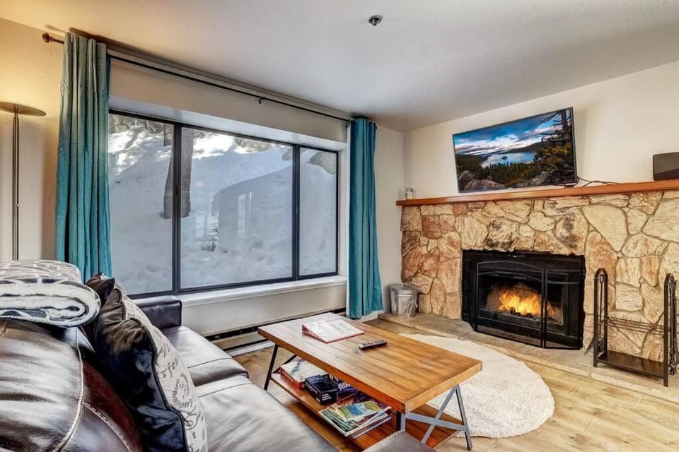 TV and multimedia, Living room, Seating area, Evening entertainment