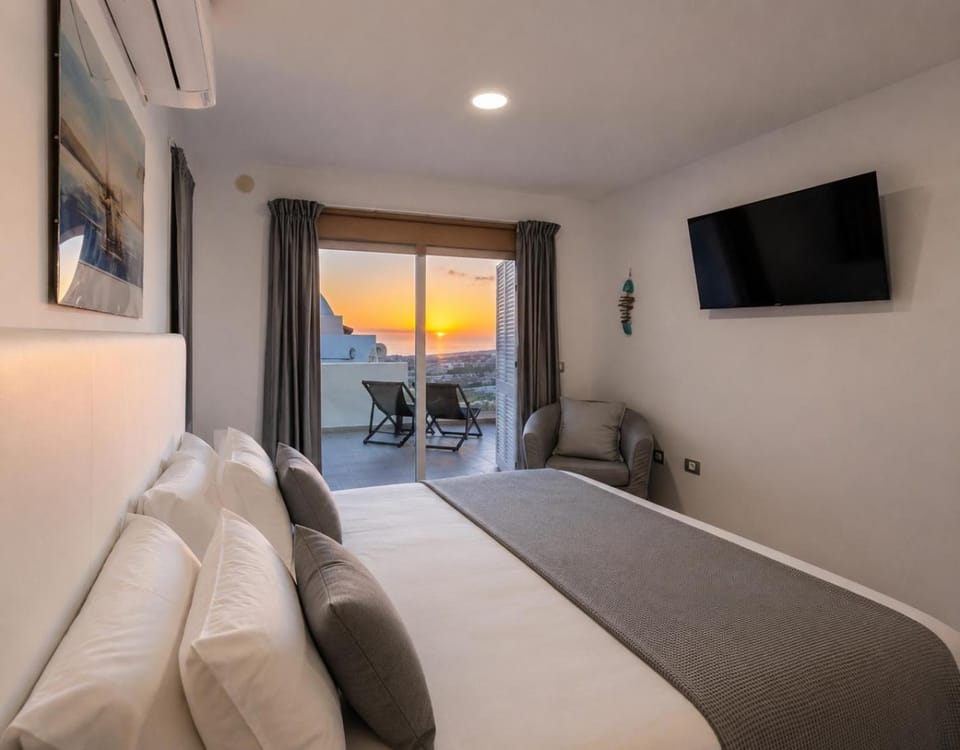 Bed, TV and multimedia, Photo of the whole room, Bedroom, Sea view, Sunset, sunbed, air conditioner