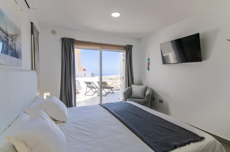 Bed, TV and multimedia, Photo of the whole room, Bedroom, Sea view