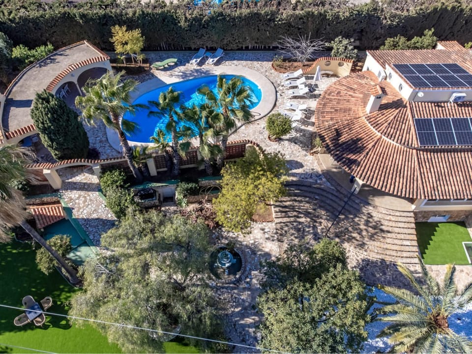 Property building, Bird's eye view, Garden, Swimming pool, sunbed