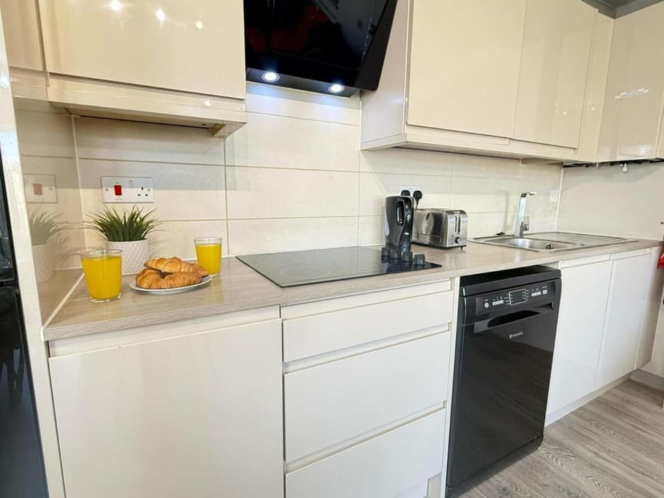 Coffee/tea facilities, Kitchen or kitchenette, dishwasher, stove, toaster