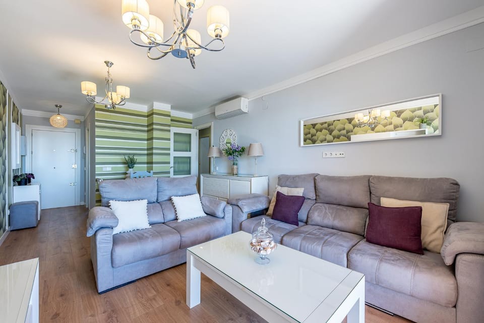797 HOLIDAY RENTALS - Amplio piso con terraza en primera línea de playa Apartment in Torremolinos