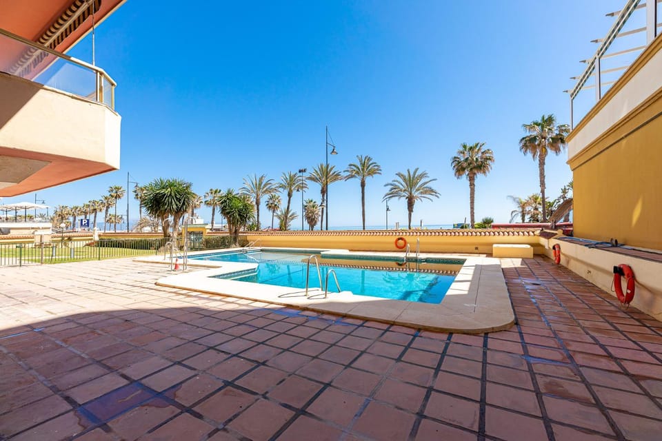 797 HOLIDAY RENTALS - Amplio piso con terraza en primera línea de playa Apartment in Torremolinos