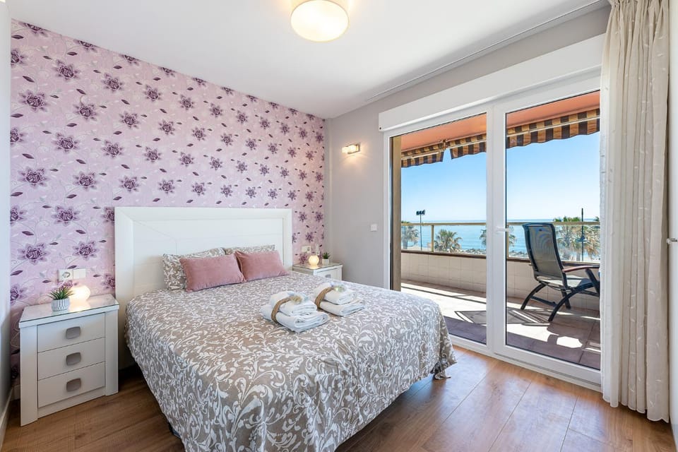 797 HOLIDAY RENTALS - Amplio piso con terraza en primera línea de playa Apartment in Torremolinos