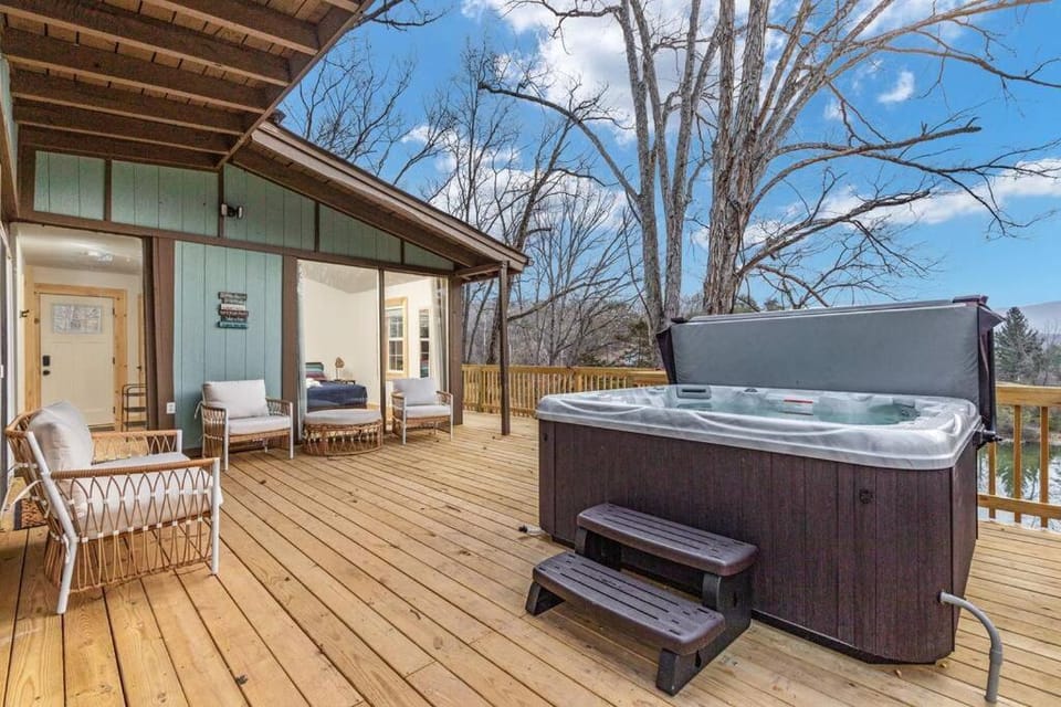 Lazy Lake 3BR Cabin w/ Mtn Views + Hot Tub +Wi-Fi Cabin in Shenandoah Valley
