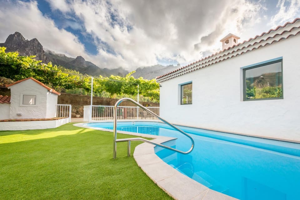 Property building, Garden, Swimming pool
