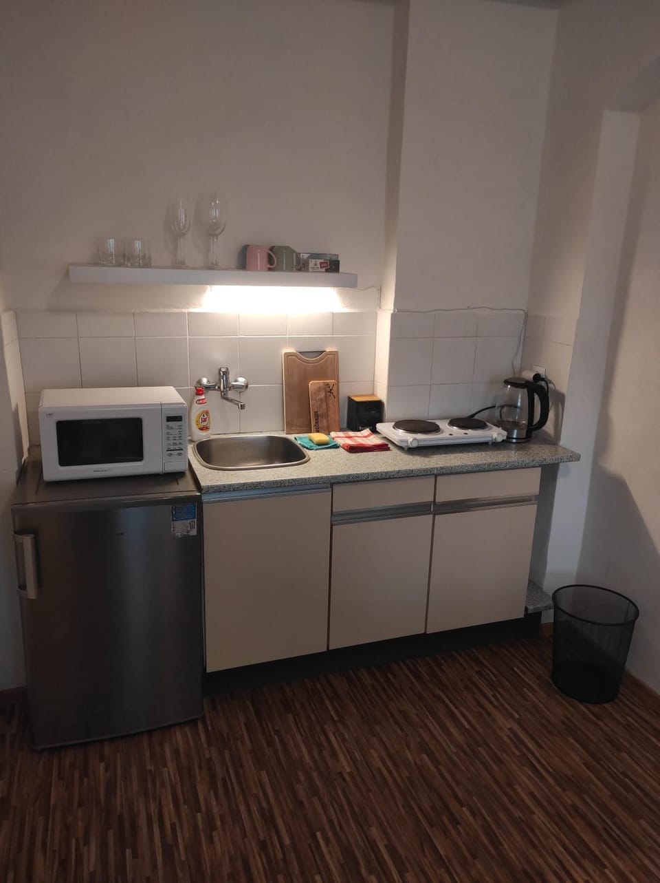 Kitchen or kitchenette, minibar, stove