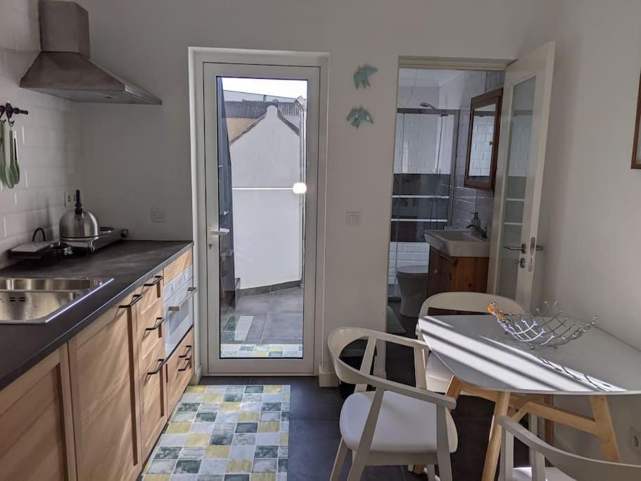 Kitchen or kitchenette, Dining area, minibar, pet friendly, stove