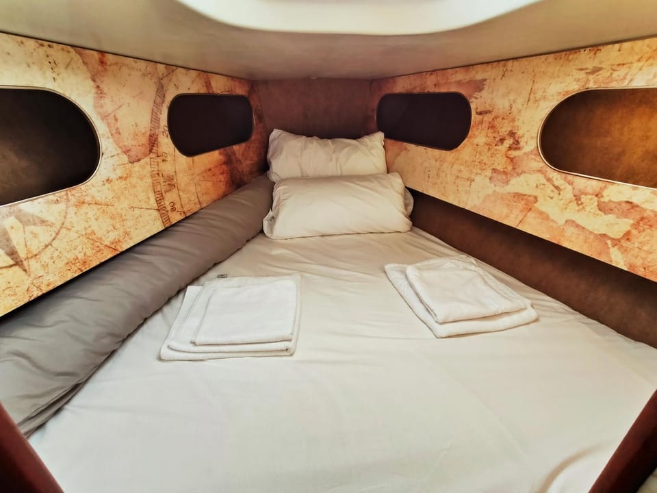 Bed, Bedroom, Family, towels