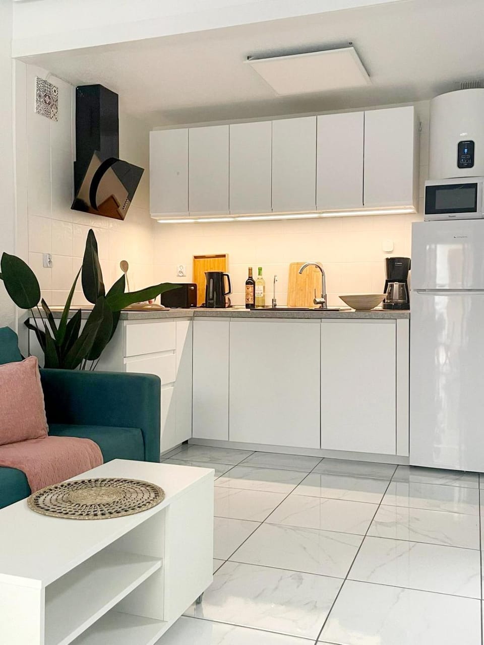 Coffee/tea facilities, Kitchen or kitchenette, Living room, Seating area, oven, stove, toaster