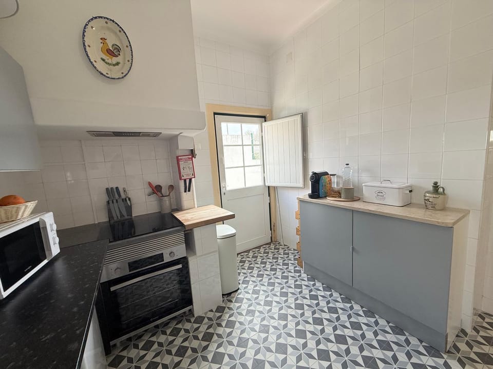 Kitchen or kitchenette, oven, pet friendly, stove, toaster