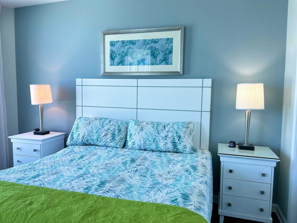 Penthouse Amazing Gulf Views Walk Beach or Shuttle Suite sleeps 6 House in Destin
