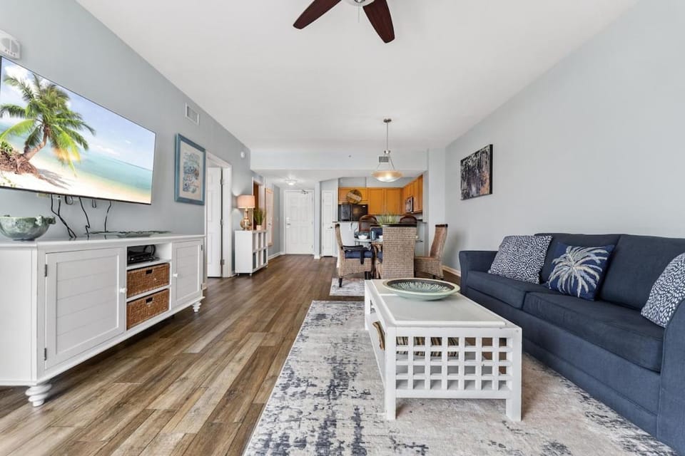 Penthouse Amazing Gulf Views Walk Beach or Shuttle Suite sleeps 6 House in Destin