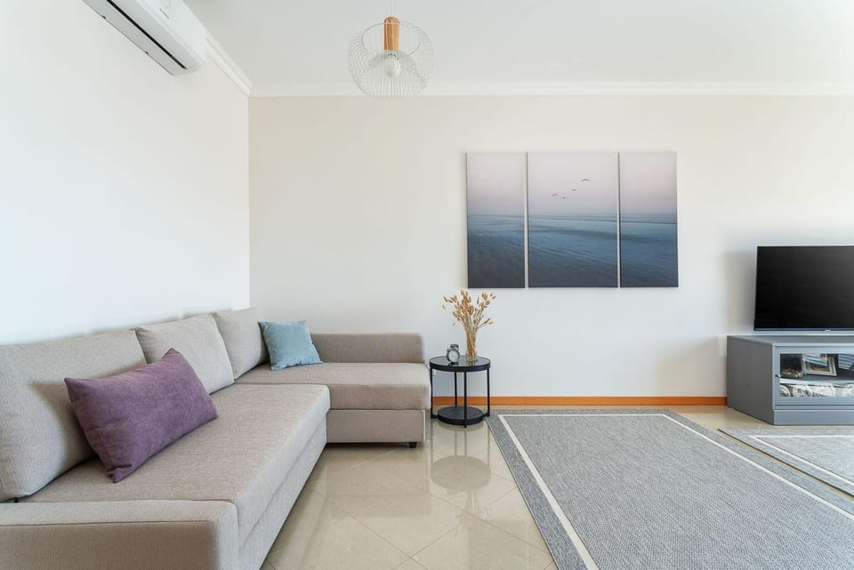 Communal lounge/ TV room, TV and multimedia, Living room, Seating area, air conditioner