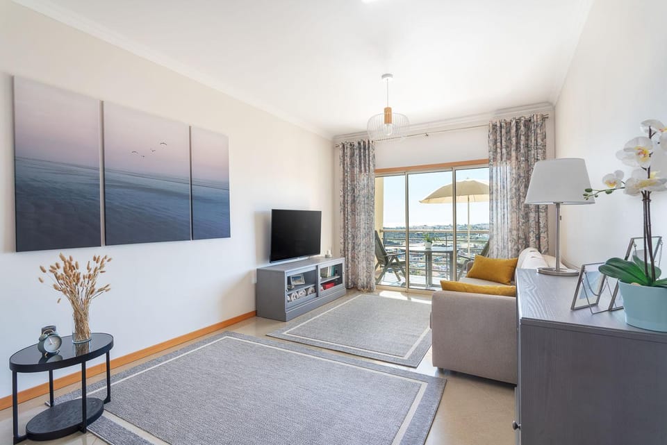 Communal lounge/ TV room, Bed, TV and multimedia, Living room, Photo of the whole room, Seating area, Bedroom