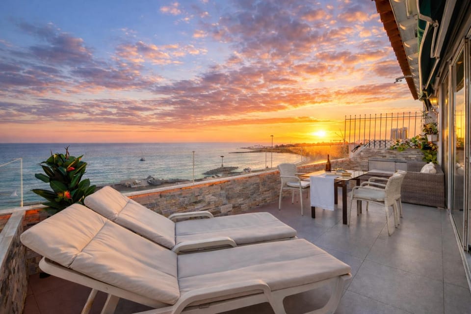 Natural landscape, View (from property/room), Balcony/Terrace, Seating area, Dining area, Beach, Sea view, Sunset, sunbed
