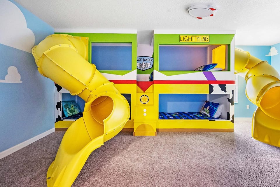 Awesome 9 br home w game room theater theme rms Villa in Four Corners