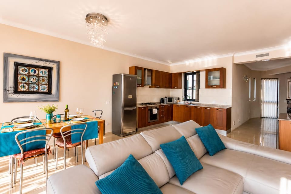 Sunset Seaview Apartment Apartment in Saint Paul's Bay