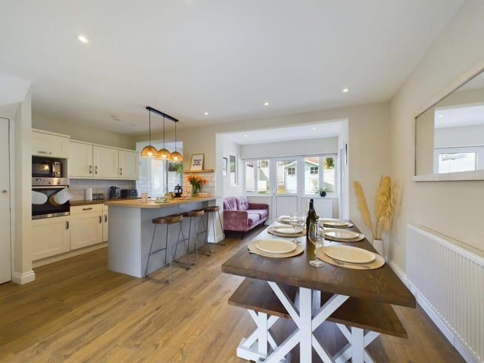 Kitchen or kitchenette, Dining area, pet friendly