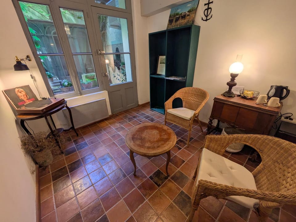 Coffee/tea facilities, Living room, Seating area, Inner courtyard view