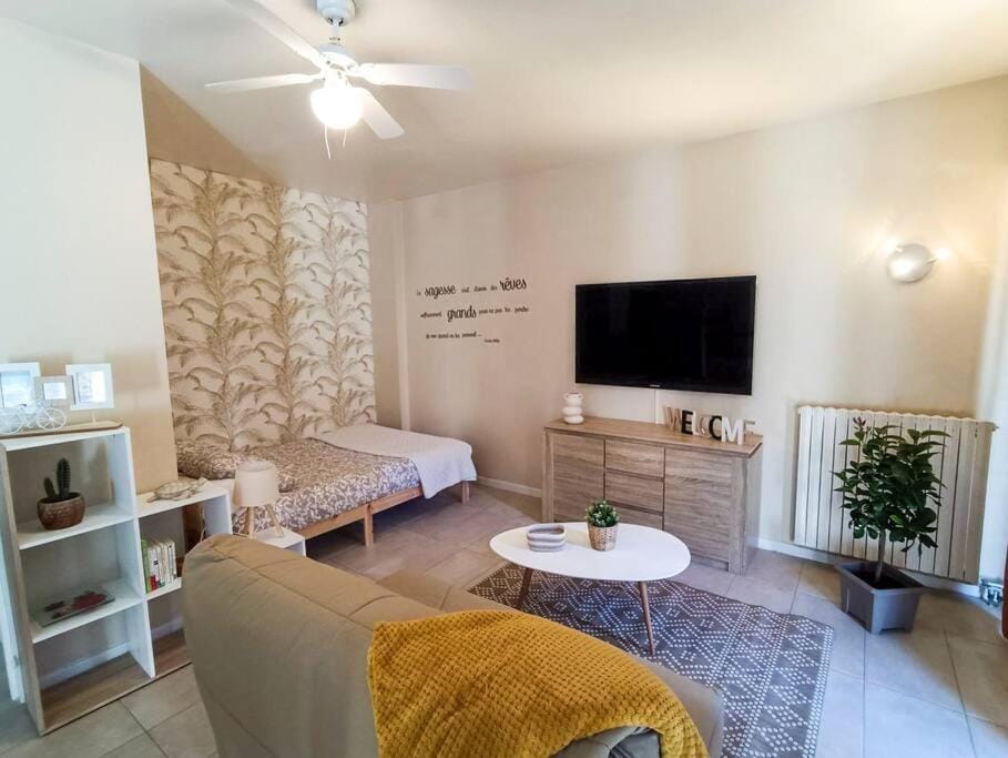 Communal lounge/ TV room, Bed, TV and multimedia, Evening entertainment, Bedroom