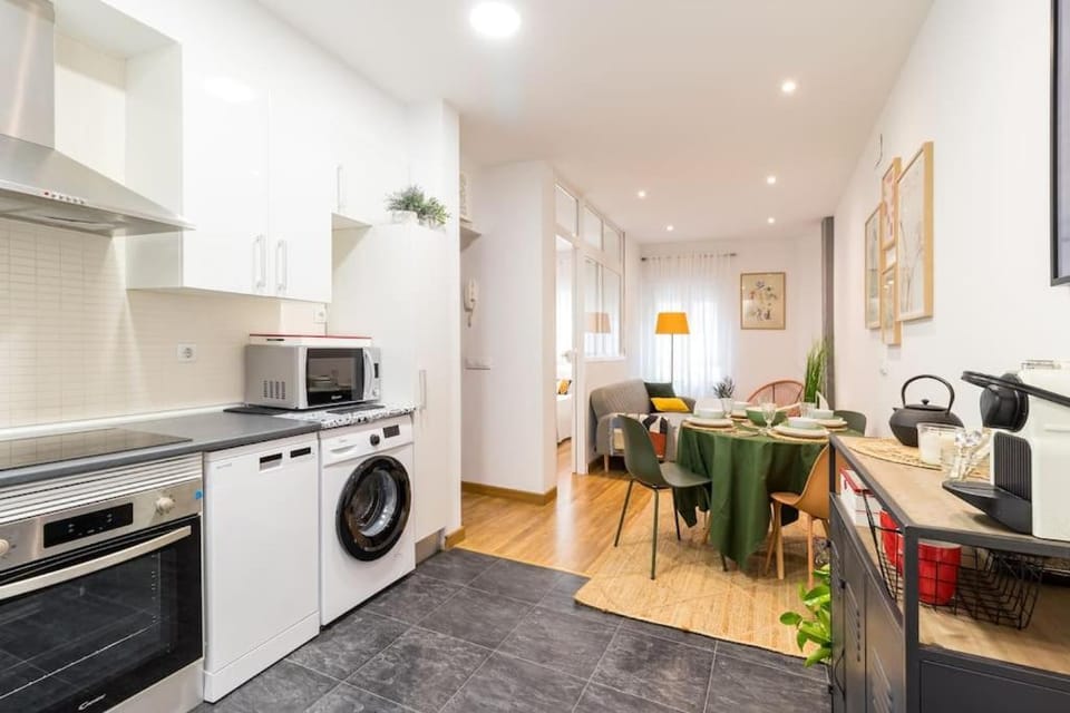 Kitchen or kitchenette, Living room, Seating area, Dining area, minibar, oven, pet friendly, stove, toaster, washing machine