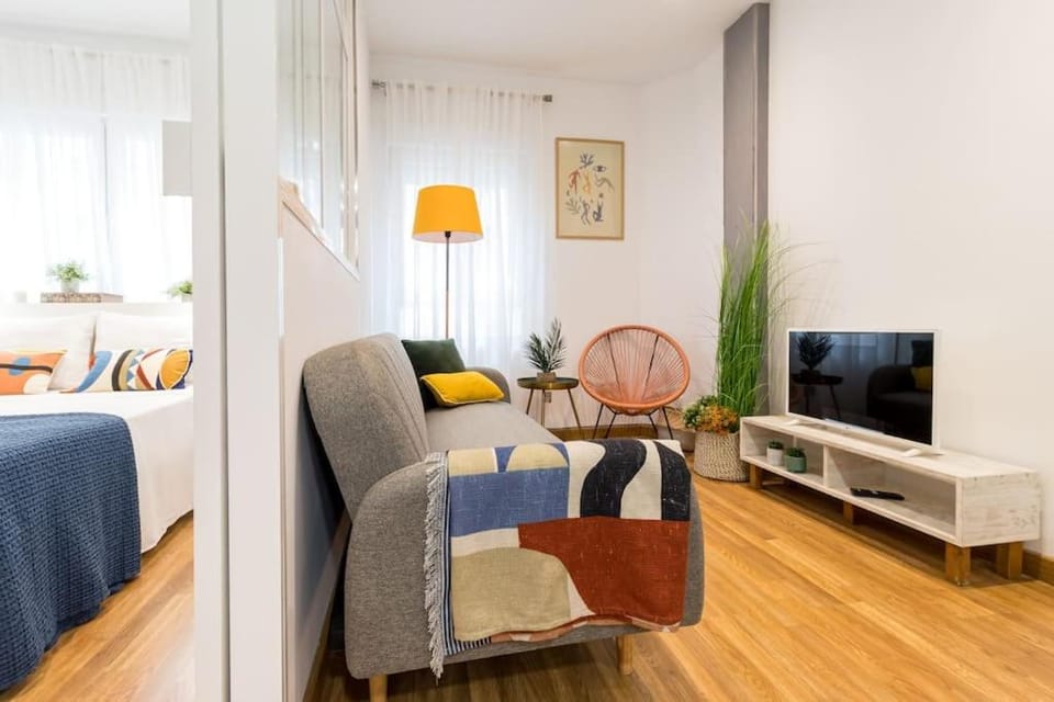 Communal lounge/ TV room, Bed, TV and multimedia, Living room, Photo of the whole room, Seating area, Evening entertainment, hair dresser