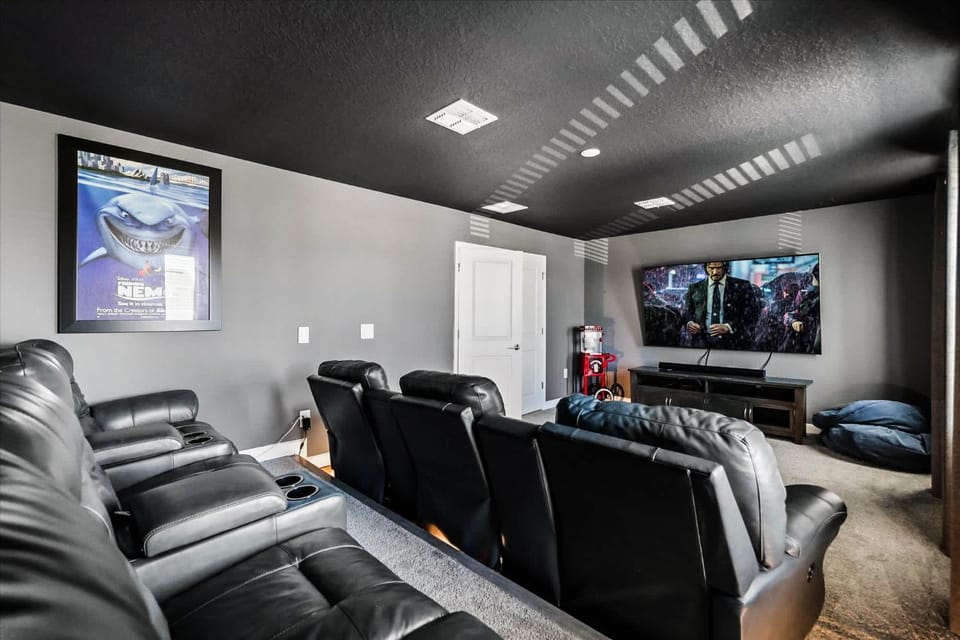 Great 8 br villa w games theater pool by Disney Villa in Kissimmee