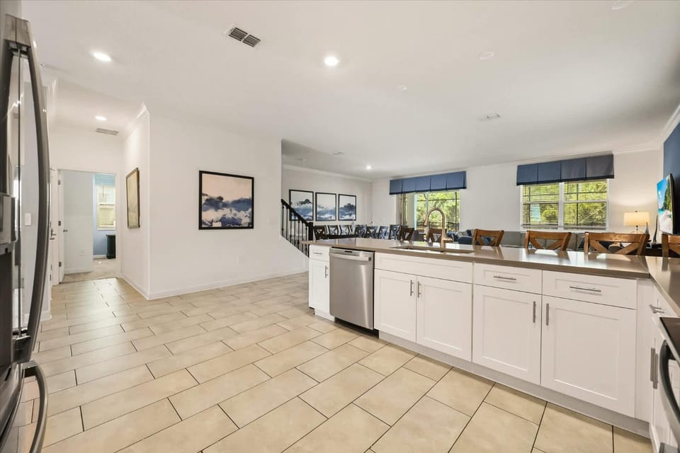 Great 8 br villa w games theater pool by Disney Villa in Kissimmee