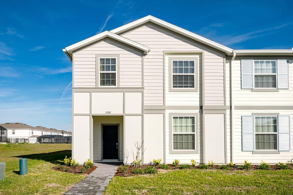 Spacious new 5 br with private pool near Disney House in Polk County