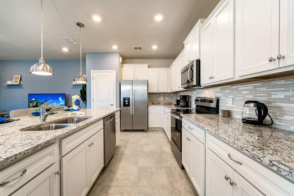 Spacious new 5 br with private pool near Disney House in Polk County
