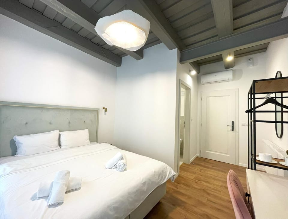 Shower, Bed, Bathroom, Coffee/tea facilities, Bedroom, towels, air conditioner