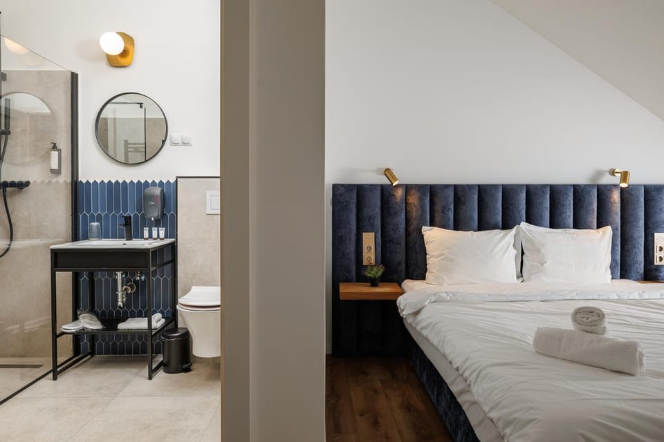 Shower, Toilet, Bed, Bathroom, Bedroom, towels, air conditioner